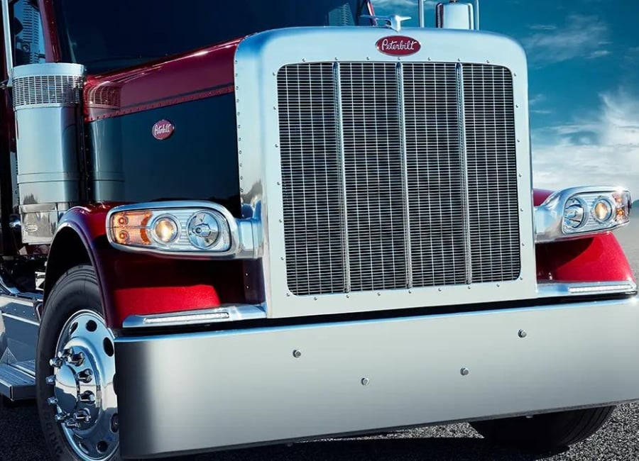 Front grille and hood on the Peterbilt Model 589